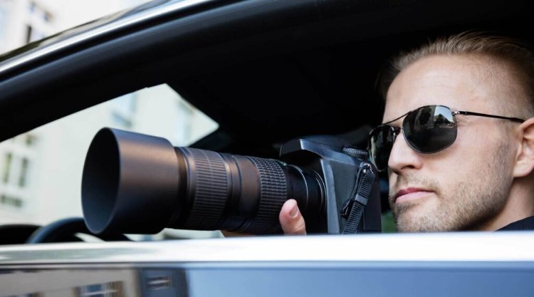 Mężczyzna z aparatem w samochodzie