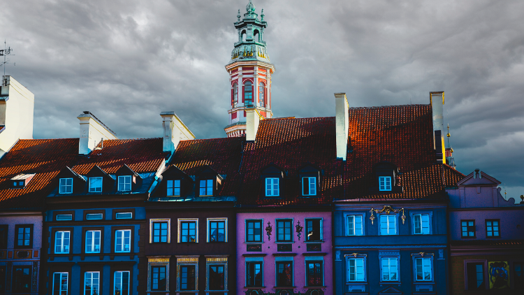 Zdjęcie przedstawiające kolorowe kamienice w polskim mieście