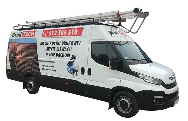 Samochód firmy czyszczącej budynki, w tym myjącej elewacje