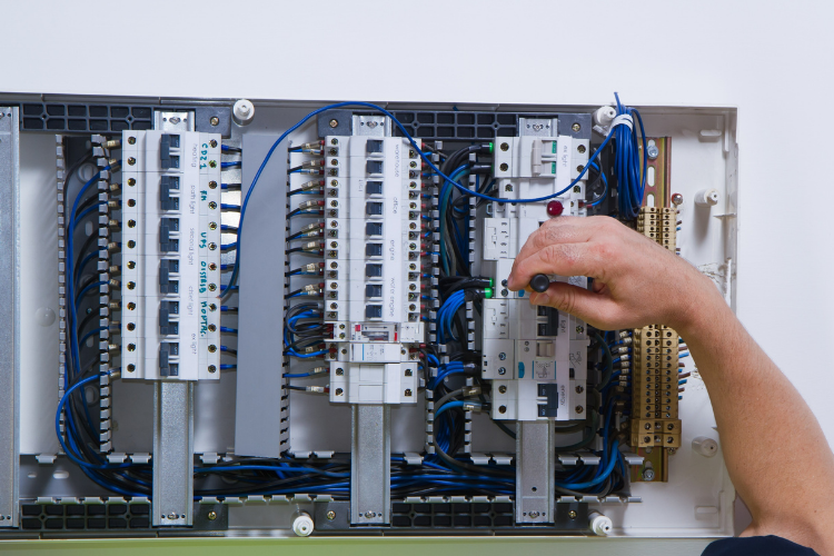 Elektryk sprawdza instalację