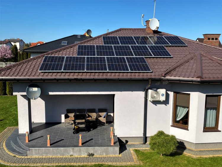 Panele fotowoltaiczne na dachu domu mającego pompę ciepła