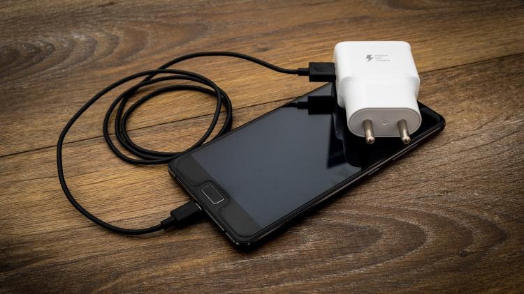 Telefon komórkowy podłączony do ładowarki – serwis telefonów