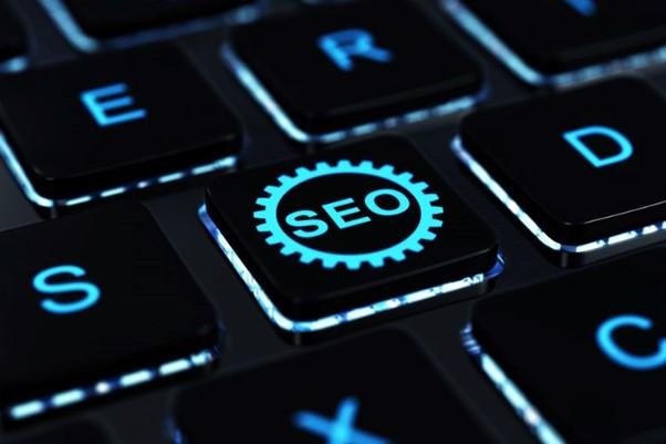 Klawiatura z przyciskiem o nazwie SEO – pozycjonowanie stron