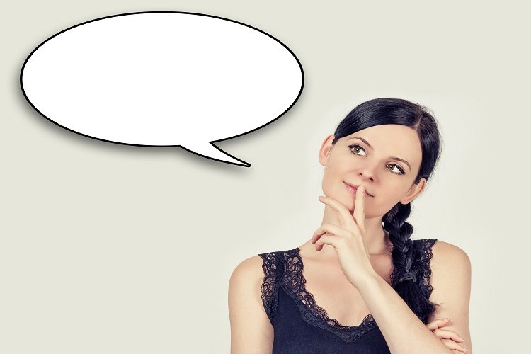 Kobieta zastanawia się, jaki filtr do wody wybrać