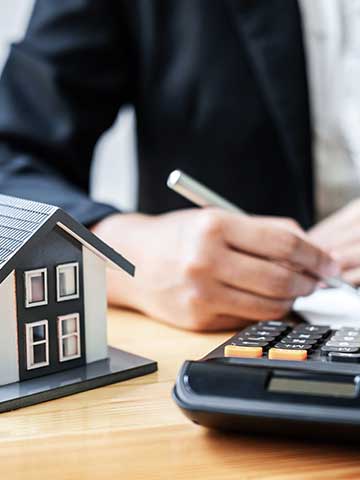 doradca kredytowy kalkuluje koszt kredytu hipotecznego na dom