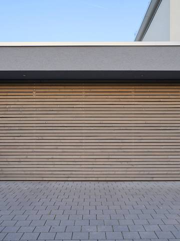 zbliżenie na drewnianą bramę garażową w nowoczesnym domu