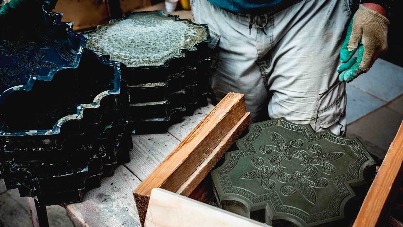 Forma do kostki brukowej – jak zrobić kostkę samodzielnie?