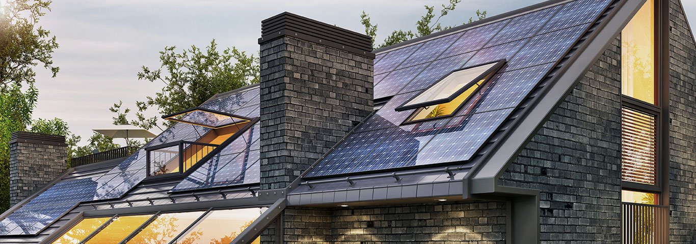 nowoczesny dom z panelami fotowoltaicznymi na dachu
