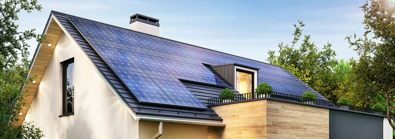 panele słoneczne na dachu białego domu