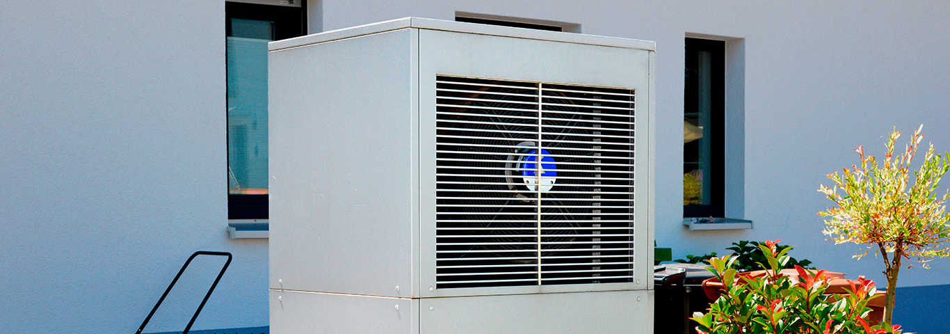 pompa ciepła powietrze-woda przed budynkiem mieszkalnym