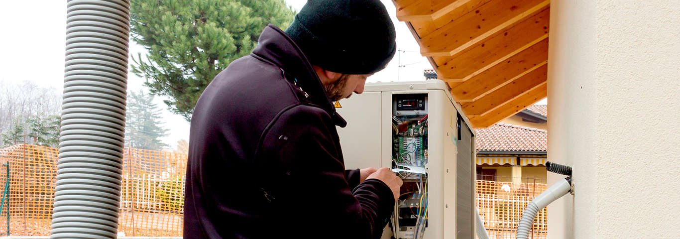 specjalista instaluje pompę ciepła woda-woda