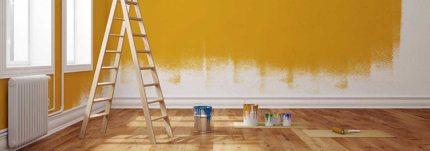 pomieszczenie w trakcie malowania ścian na żółty kolor