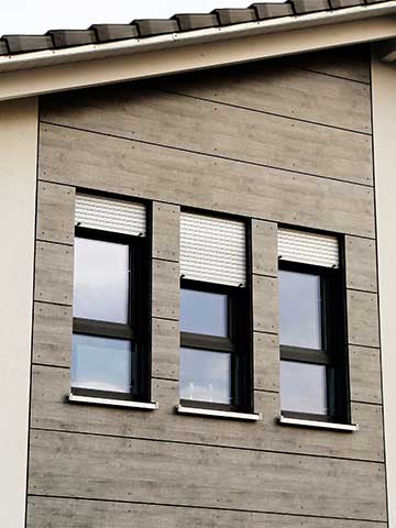 front domu z drewnianymi panelami elewacyjnymi wokół okien