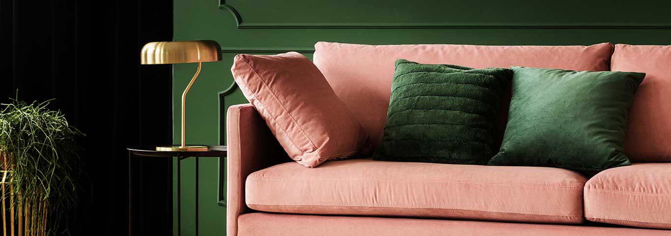 różowa sofa z weluru we wnętrzu w stylu glamour