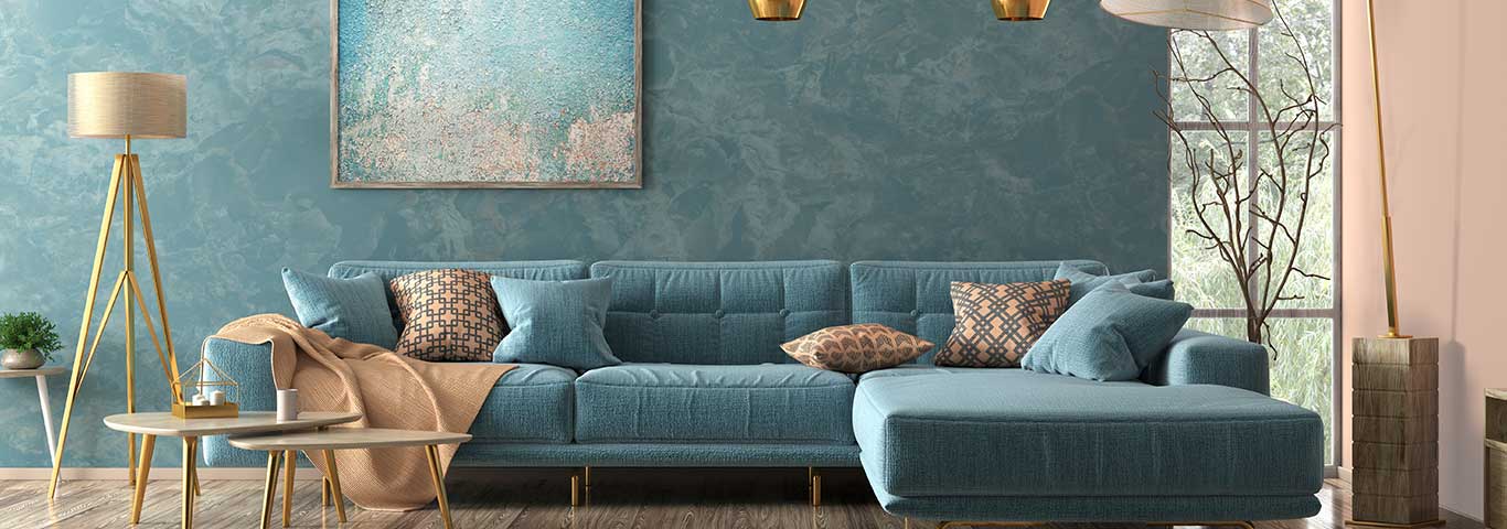 wnętrze nowoczesnego salonu z niebieską ścianą i niebieską sofą