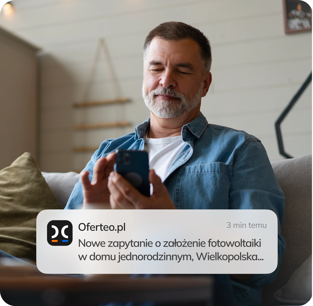 Wykonawca z telefonem przegląda nowe zlecenia